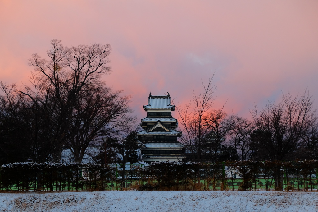 朝焼け雲と松本城