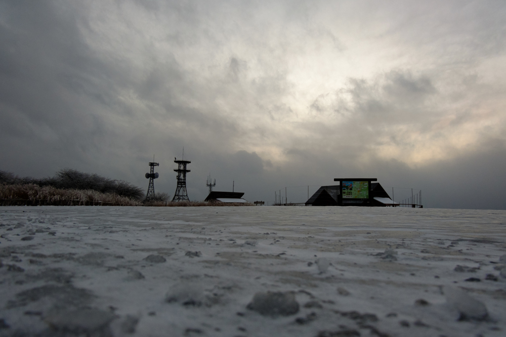 夕闇迫る駐車場