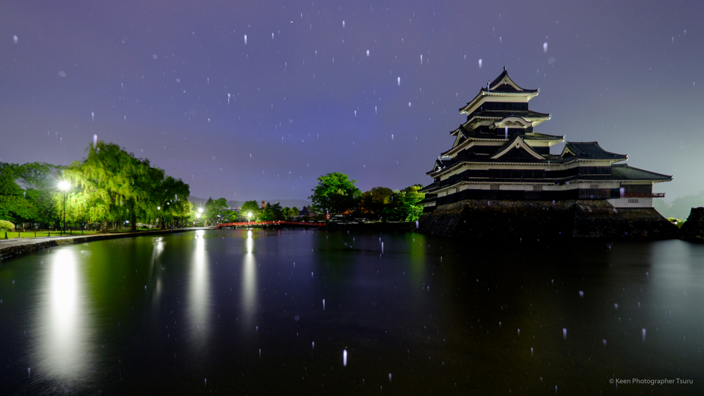 松本城、雨