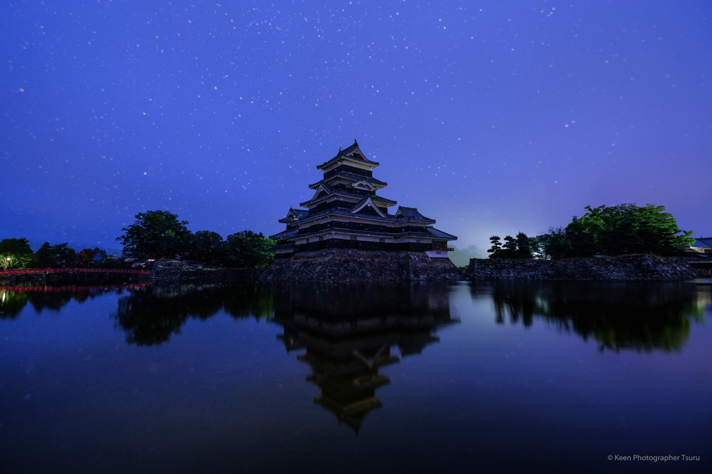 梅雨朝の城