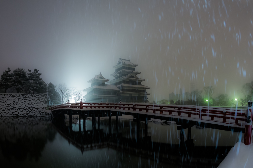 雪の松本城 埋橋