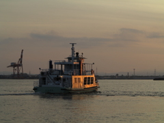 夕陽に照らされる渡船