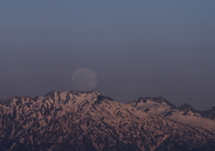 立山から登る月