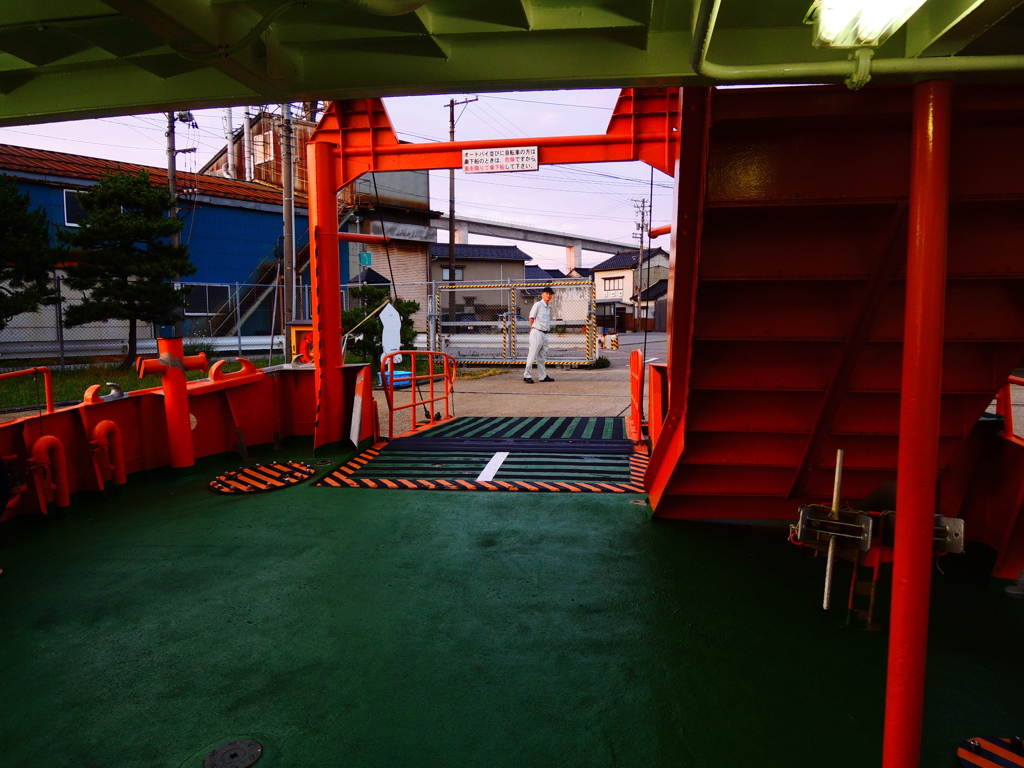 堀岡に着岸します