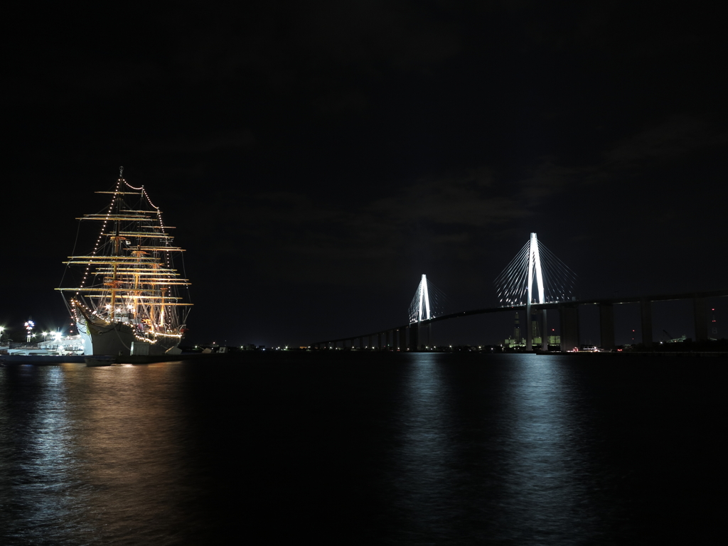 海王丸と新湊大橋の夜の競演
