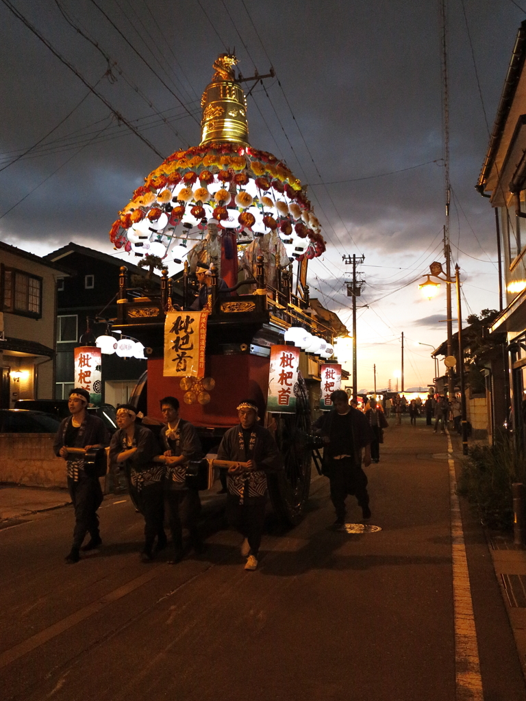 夕暮れの曳山