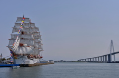 帆船海王丸と新湊大橋