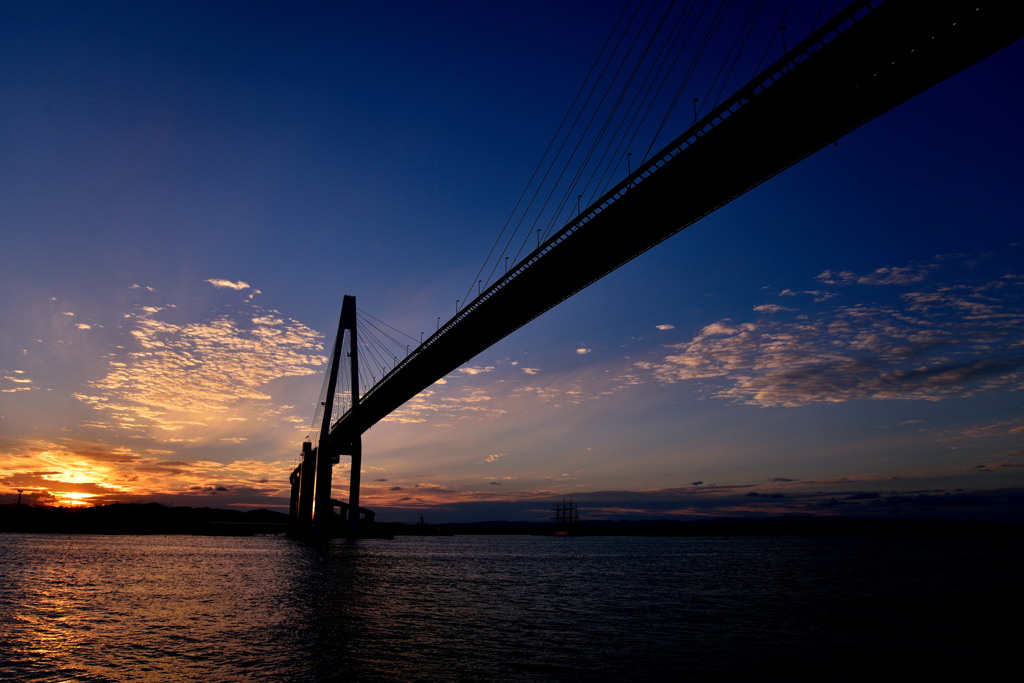 新湊大橋の夕景