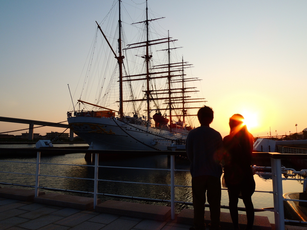 夕日に照らされるふたり。
