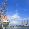 青空の日本丸と海王丸