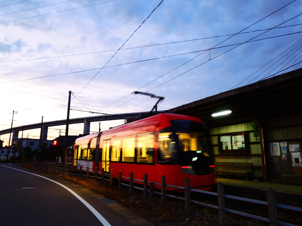 万葉線の越ノ潟駅