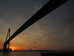 長い橋げたと夕陽