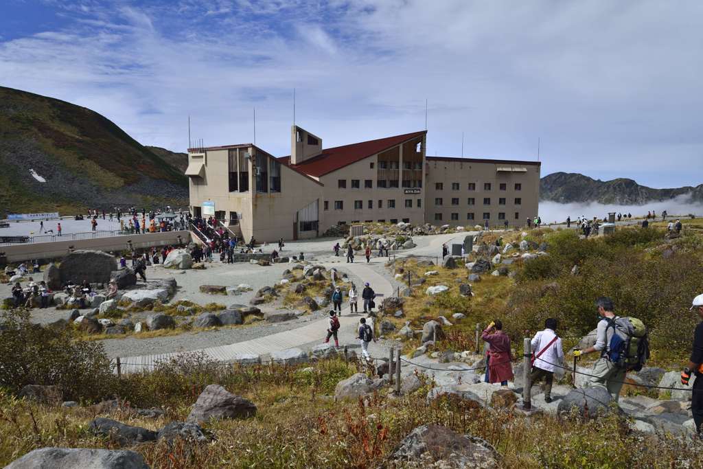 立山の紅葉を楽しむ人々