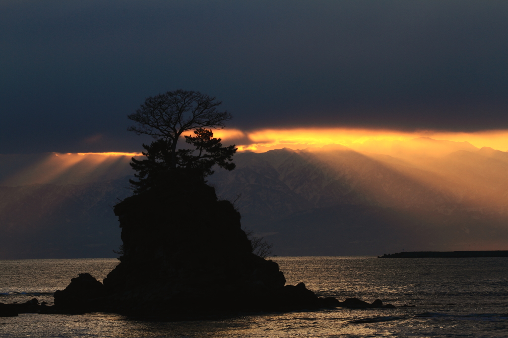 立山連峰の光芒・終曲