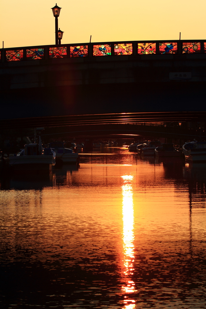 夕陽が川面に