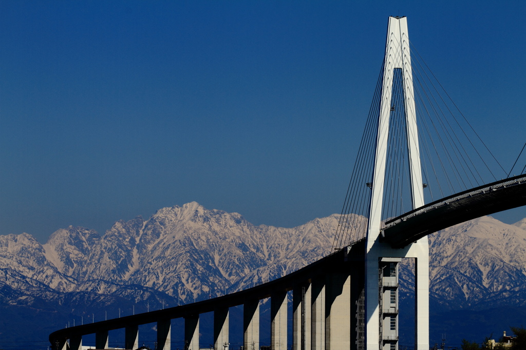 新湊大橋と剣岳