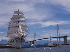 帆船と新湊大橋