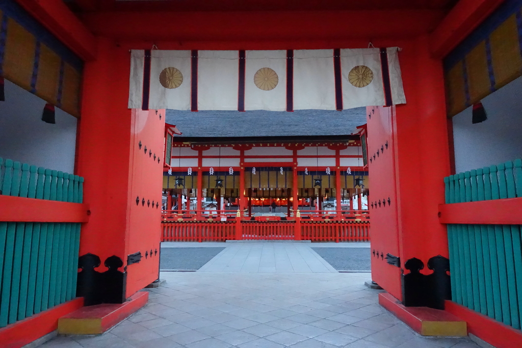 楼門から本殿を望む