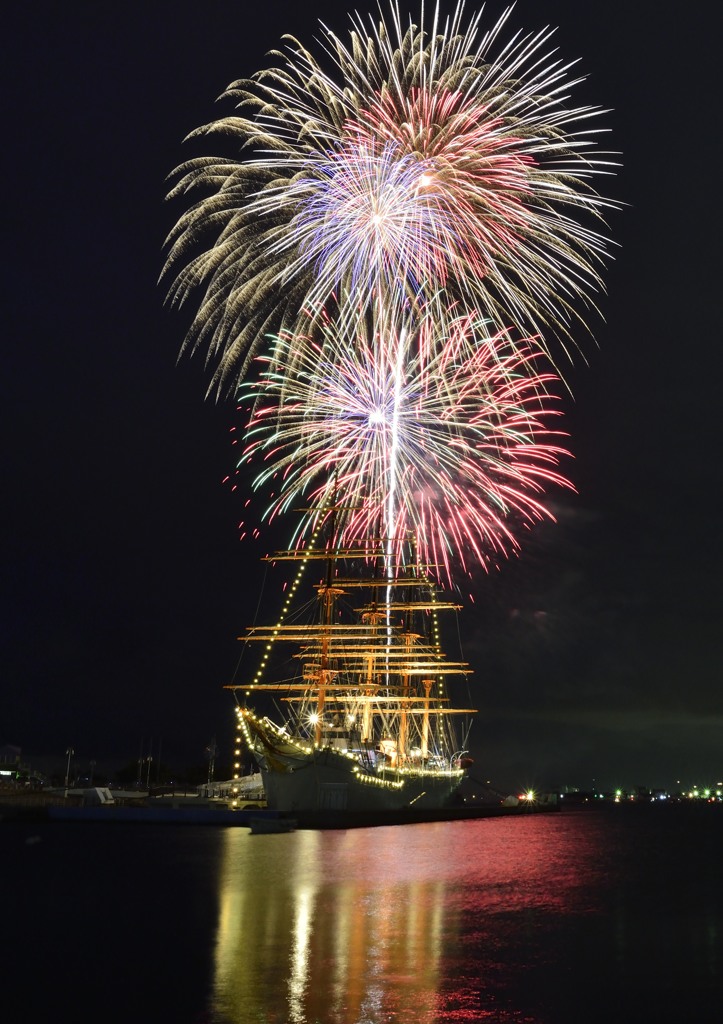 帆船海王丸と花火