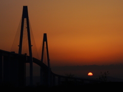 沈む夕日と新湊大橋