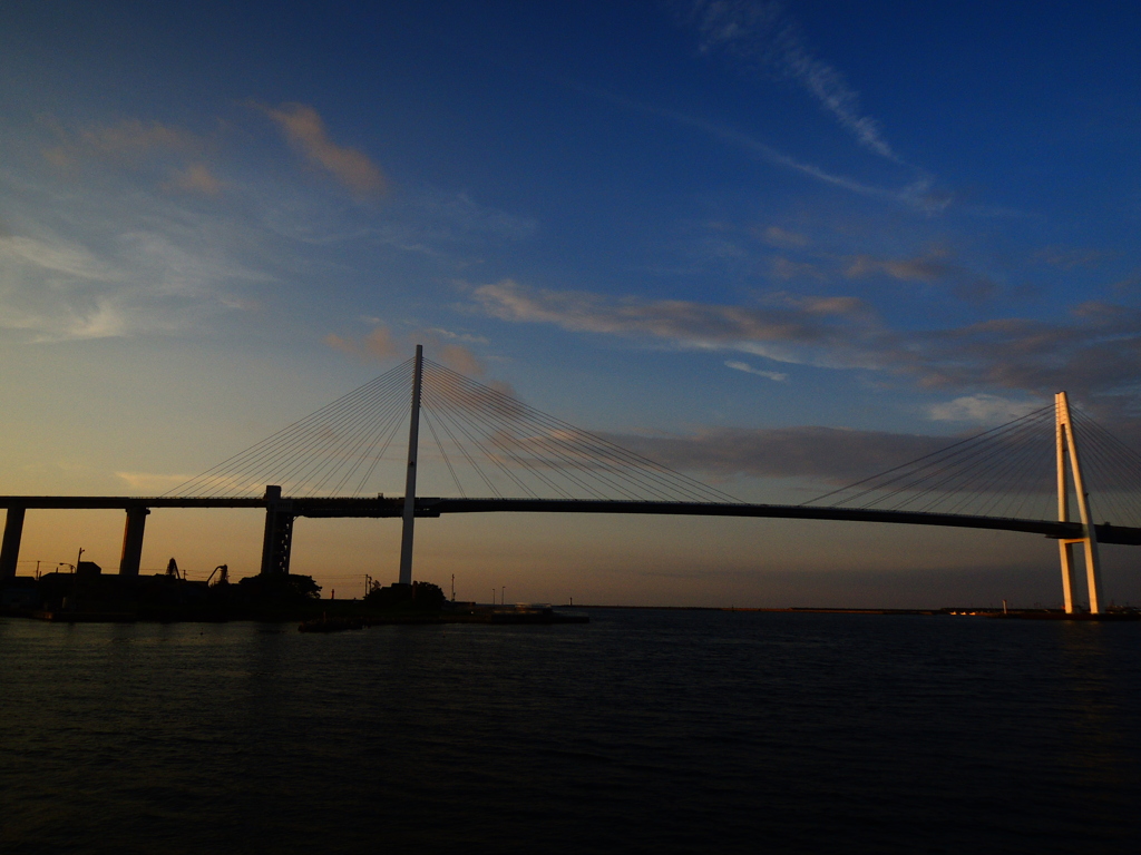 夕陽に照らされる新湊大橋