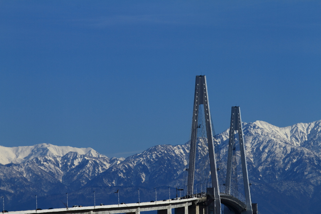新湊大橋と立山連峰