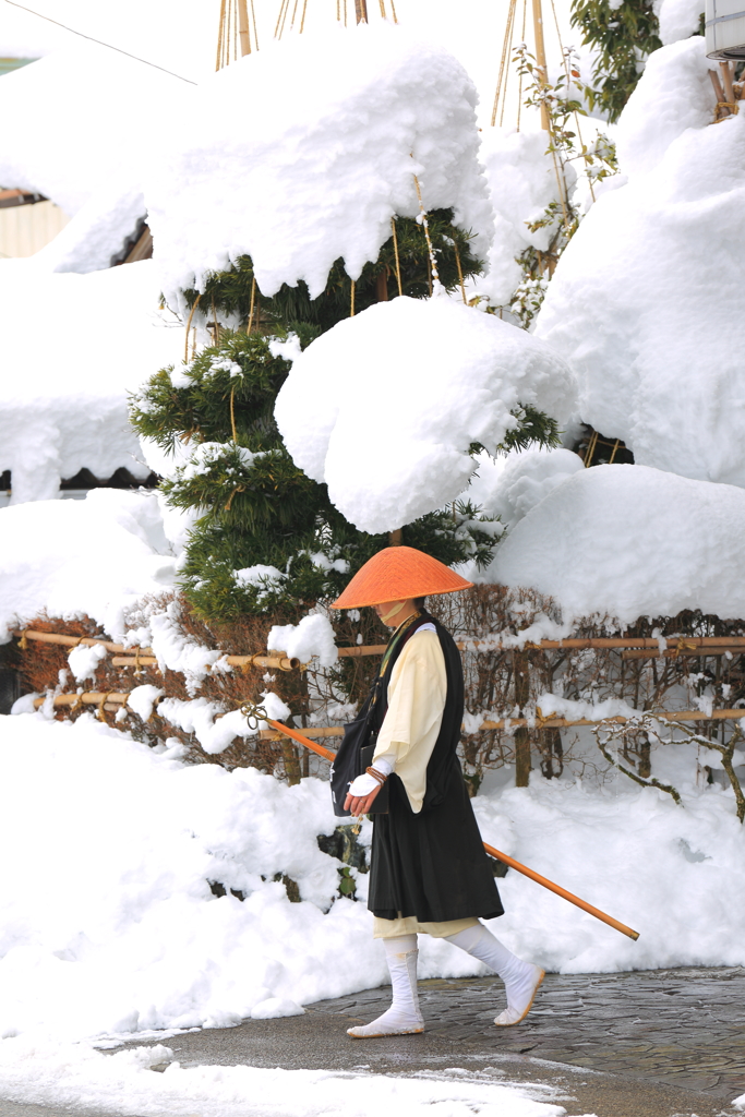 雪の托鉢寒行