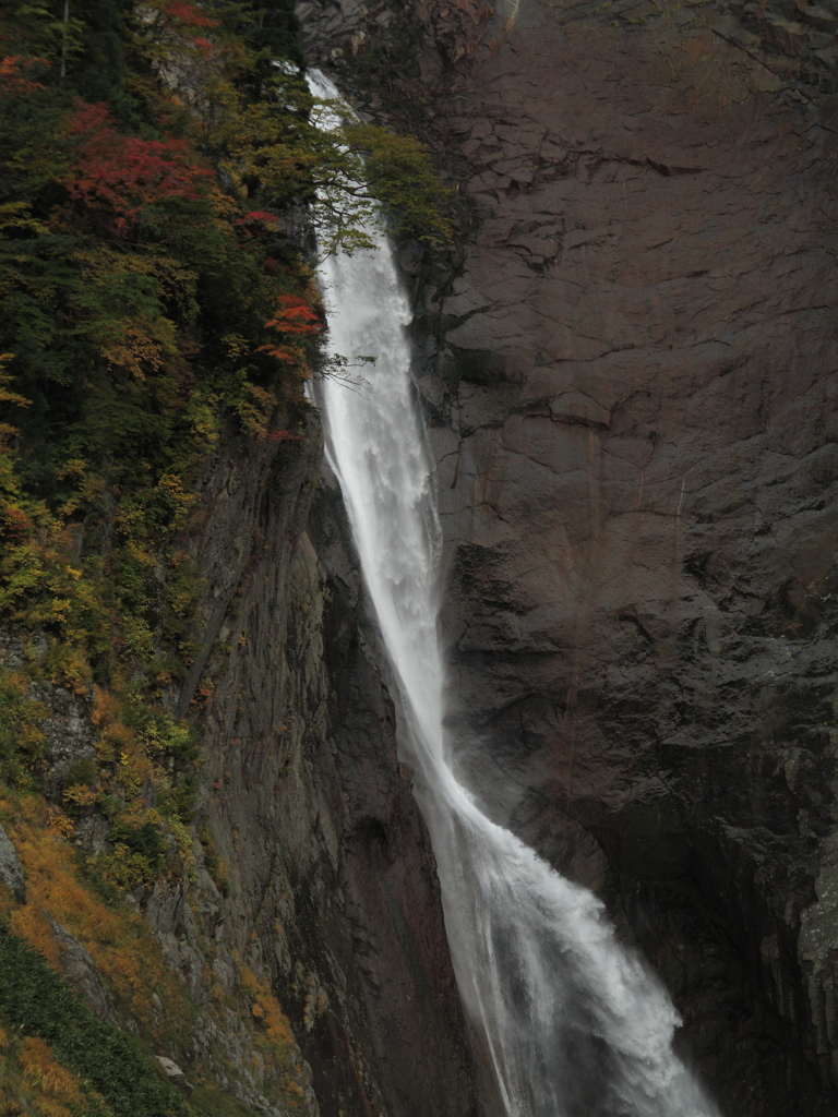 滝水の落下