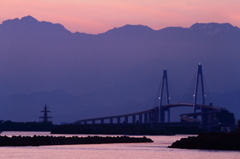 夏の立山と新湊大橋