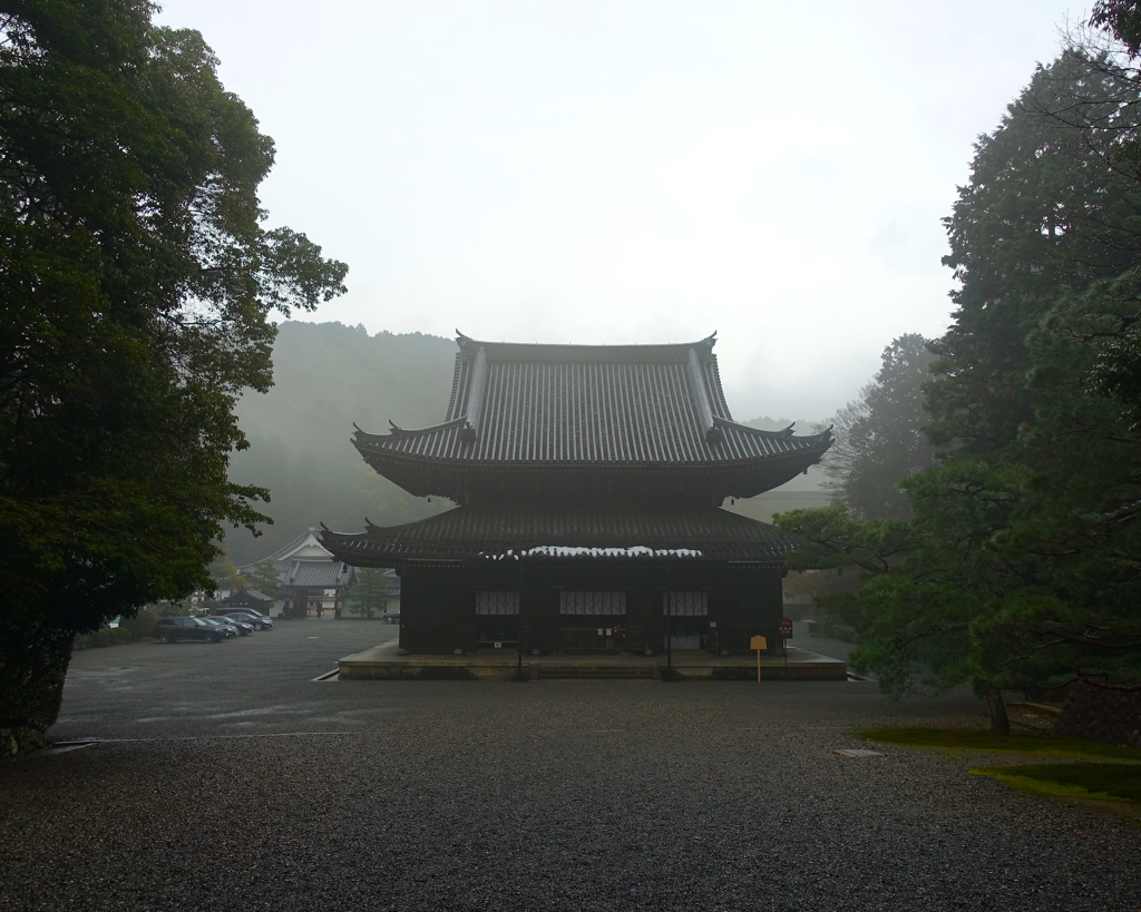 雨に煙る御寺泉涌寺