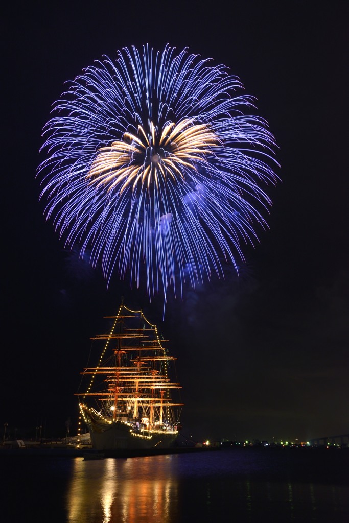 夜空の花火と海王丸