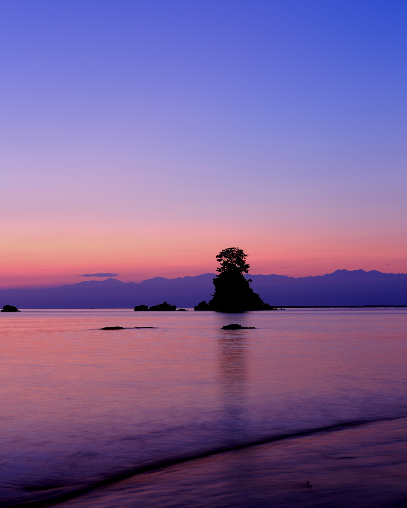 快晴の雨晴海岸