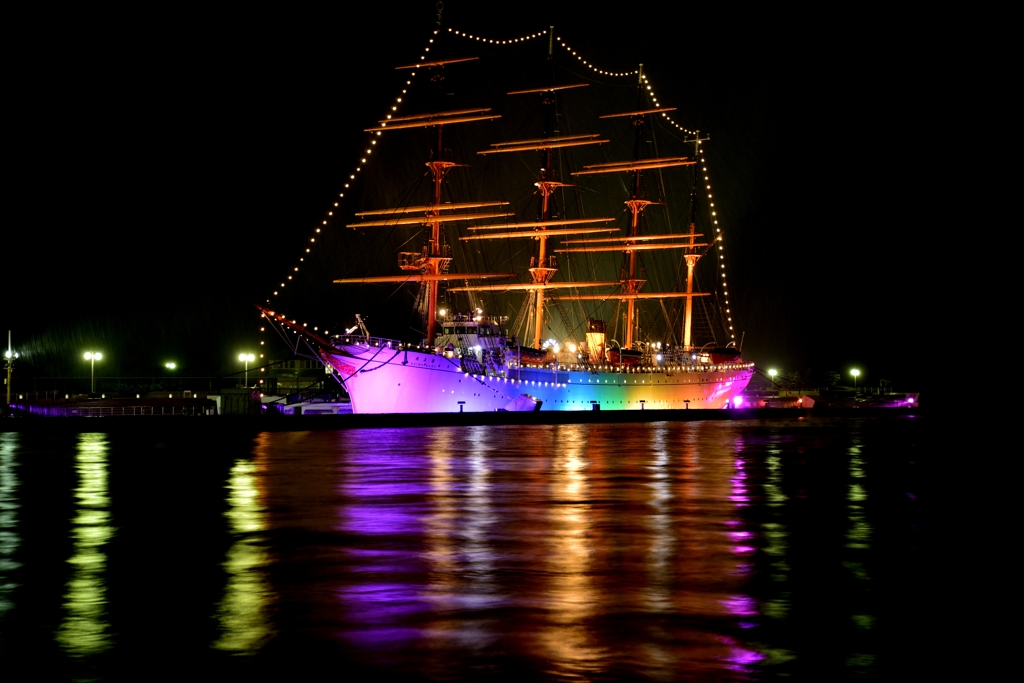 レインボーカラーの帆船海王丸