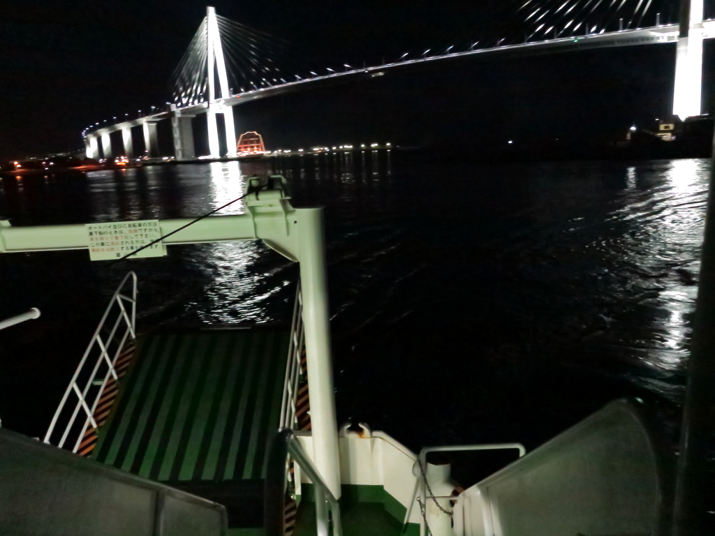 船上からの新湊大橋