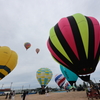カラフルな熱気球