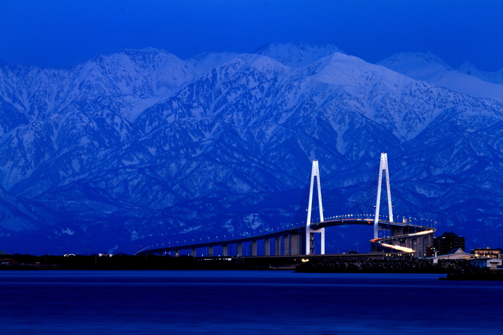 暮れる新湊大橋