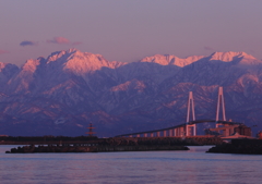 立山連峰と新湊大橋