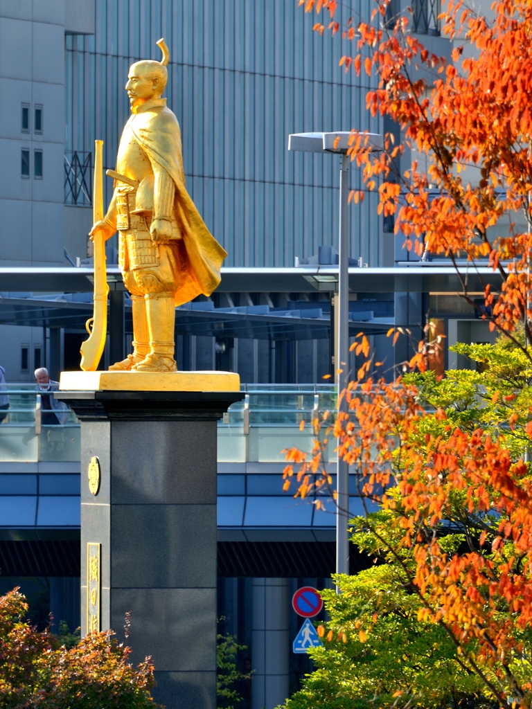 紅葉と黄金の信長像