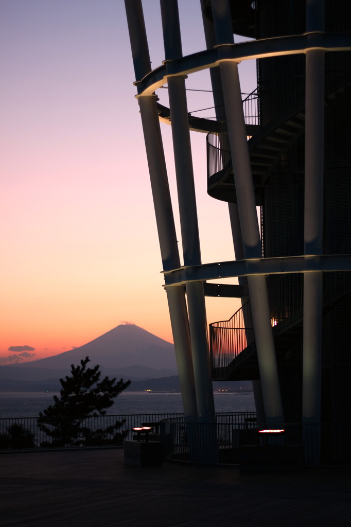 夕暮れの江の島
