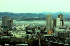 高層ビルと山脈