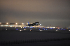 夕刻の新千歳空港(ANA機)