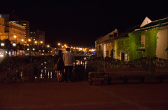 夜の小樽運河で