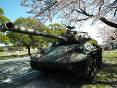 万朶の桜か襟の色