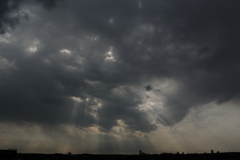 雲つらぬく光