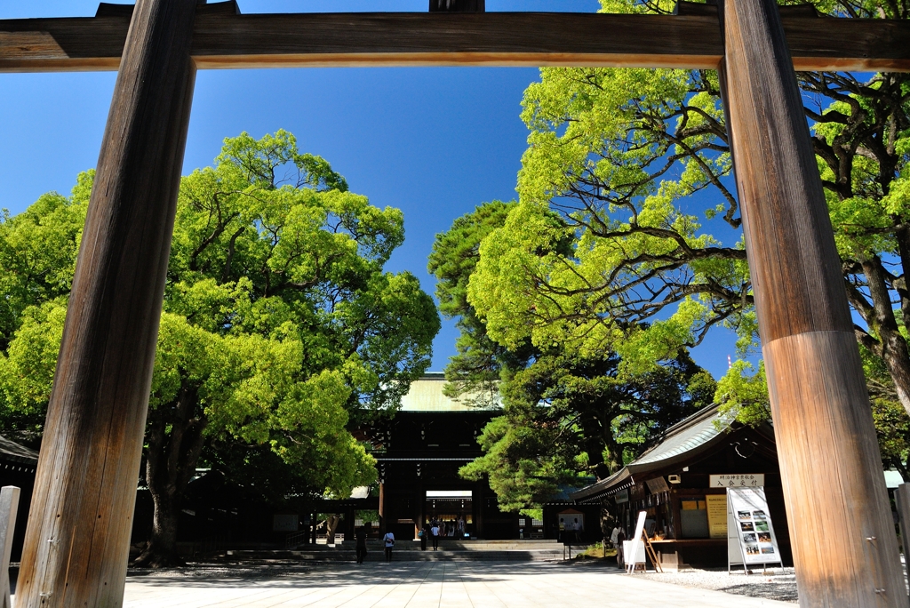 神宮・鳥居の前に立つ
