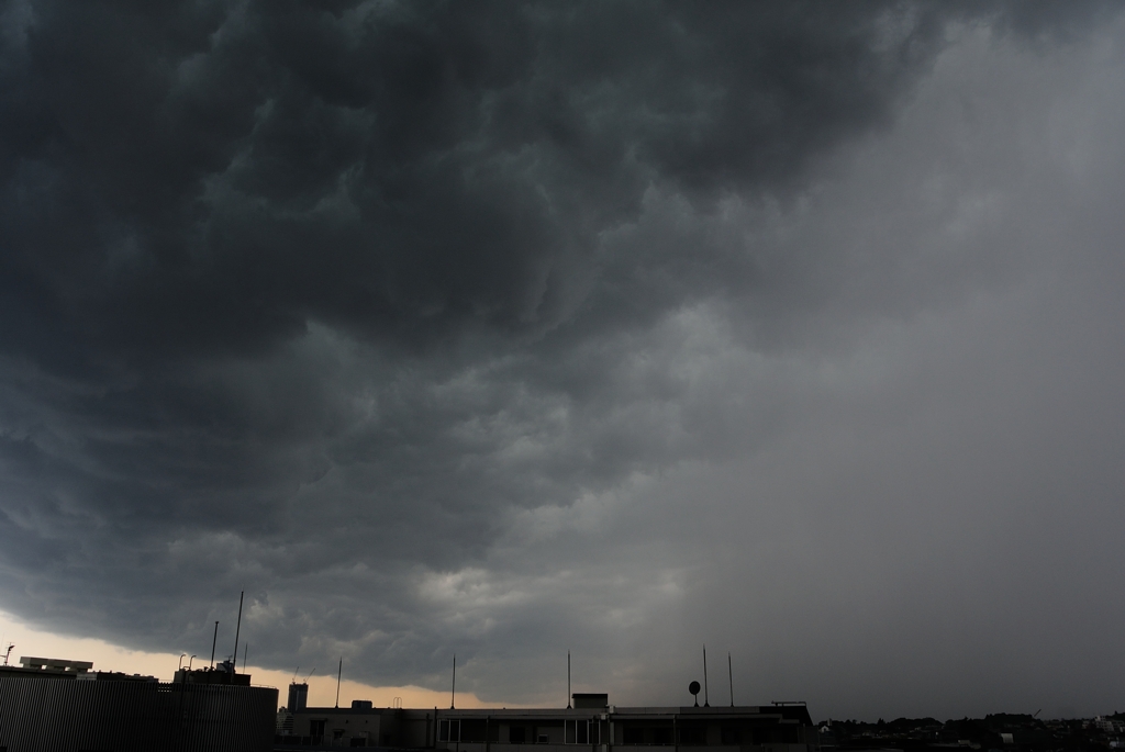 黒雲　迫る。