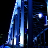 青白く輝く橋