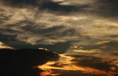 雲の隙間から差し込む夕陽
