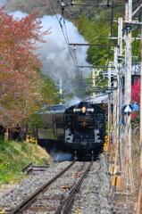 迫り来る蒸気機関車