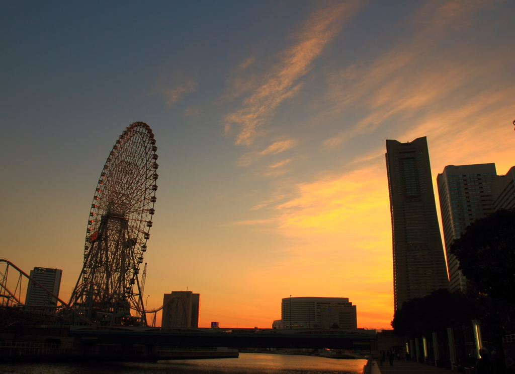 色鮮やかな横浜みなとみらいの夕空